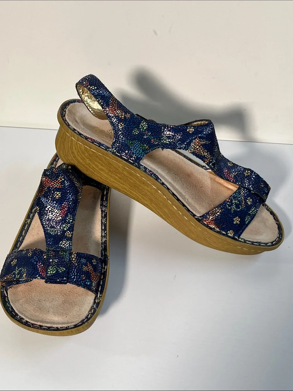 ALEGRIA Kendra Summer Casual Birdland Multi Navy T-Strap Wedge Slip-On Sandals 8